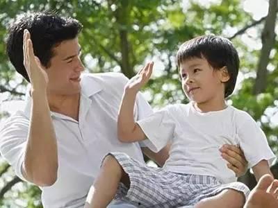 两个小男孩爆料爸爸视频,两位小男孩曝光爸爸神秘视频背后的故事