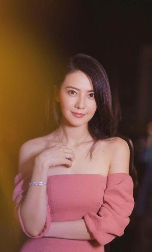 娱乐大爆料钟楚红视频,视频揭秘不为人知的幕后故事